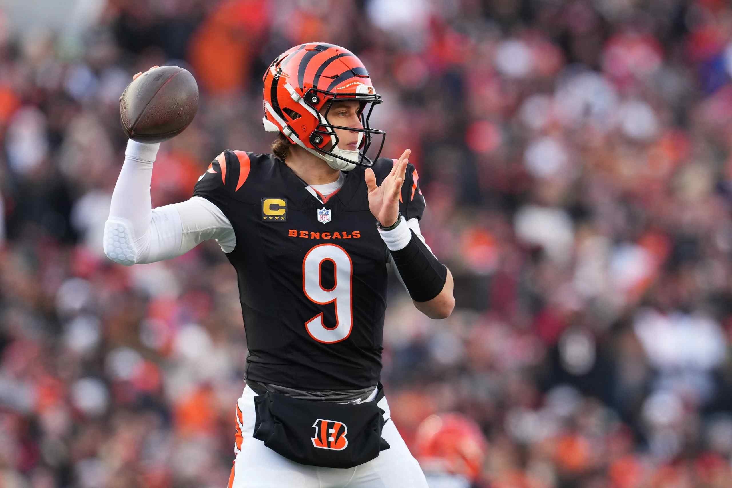 Joe Burrow throwing a pass for the Bengals.